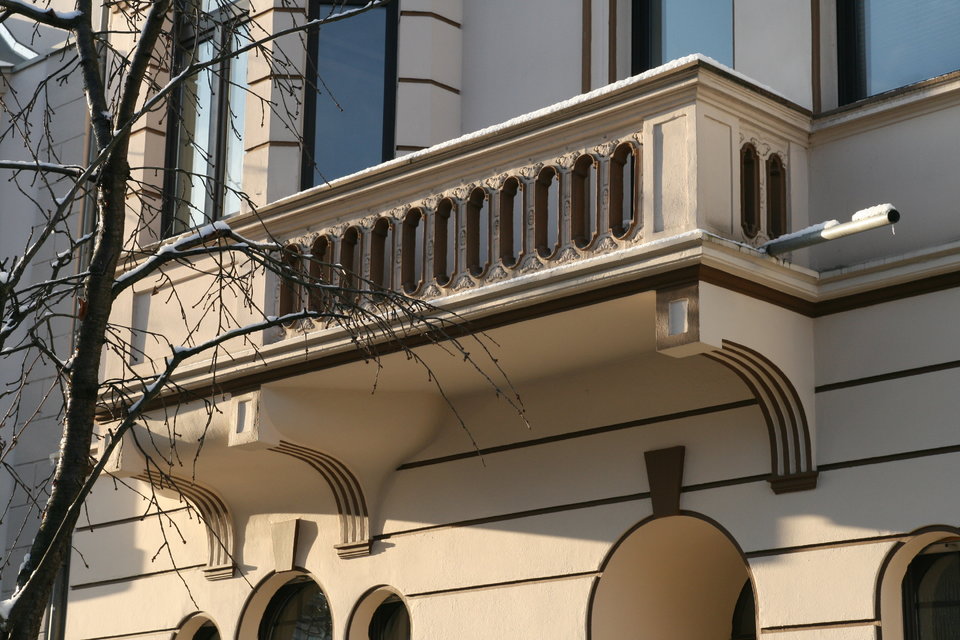 Straßenfassade mit Balkon
