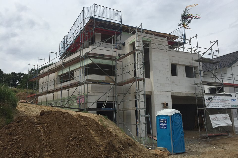 Frontansicht beim Richtfest