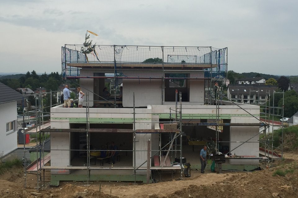 Rückansicht beim Richtfest